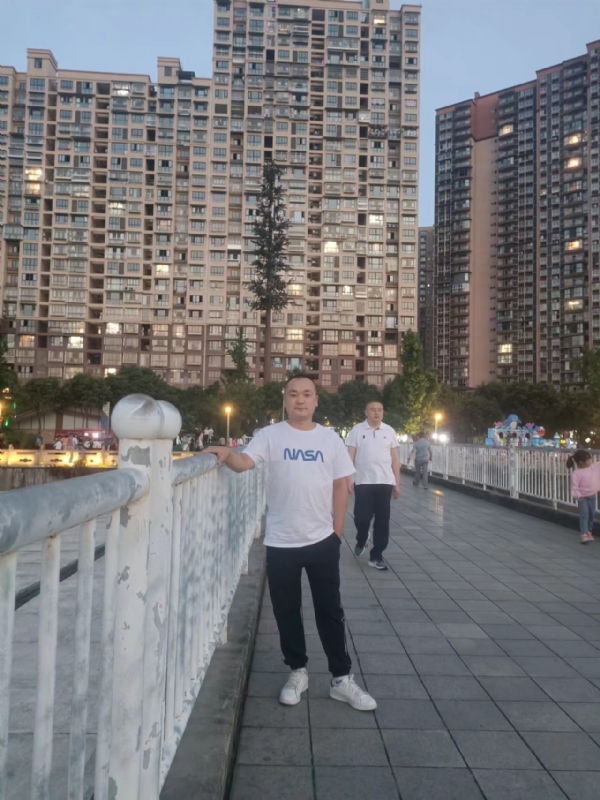 寂寞的男人的第一张照片--四川王婆说媒
